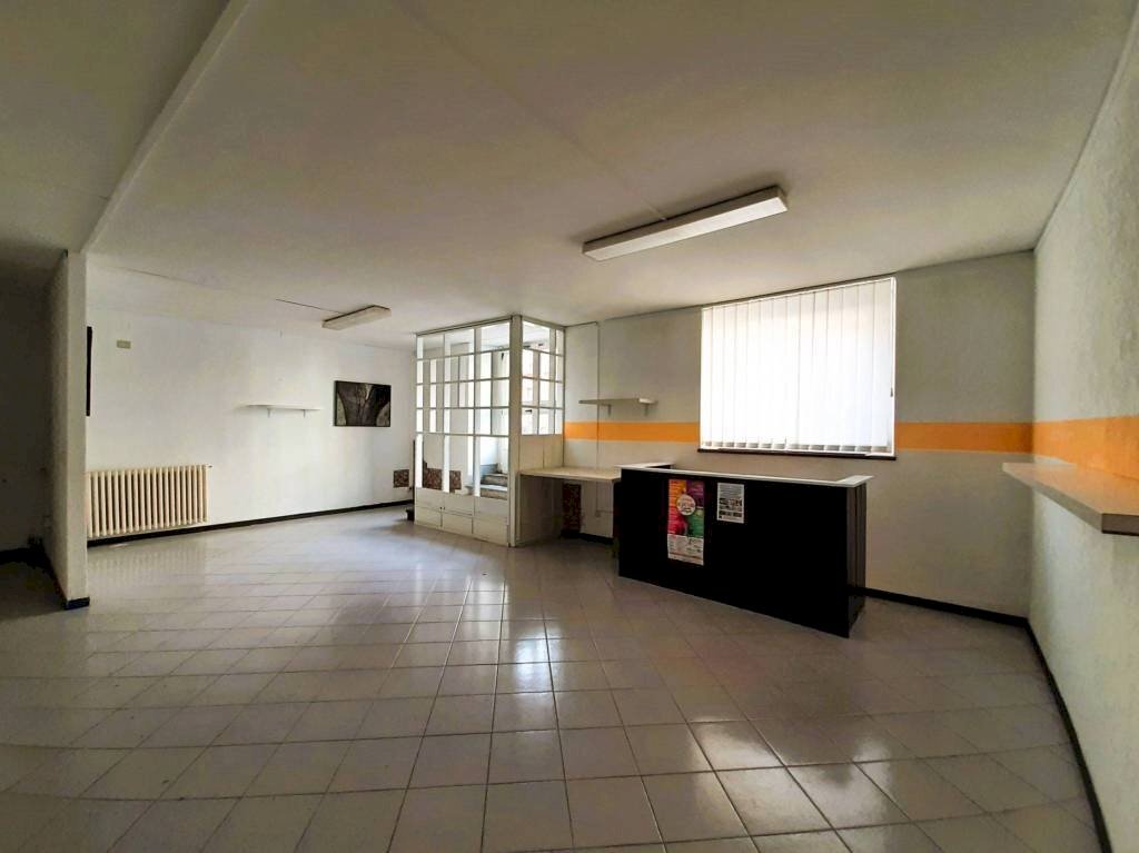 Interno non residenziale - Negozio via Alberto De Simoni, 31, Sondrio - foto 3