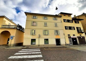 Facciata - Negozio via Alberto De Simoni, 31, Sondrio - foto 2