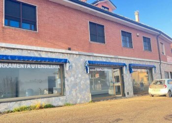 Facciata - Negozio Regione Taverne, 1, Villafranca d'Asti - foto 2