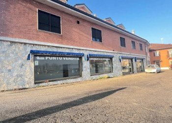 Facciata - Negozio Regione Taverne, 1, Villafranca d'Asti - foto 14