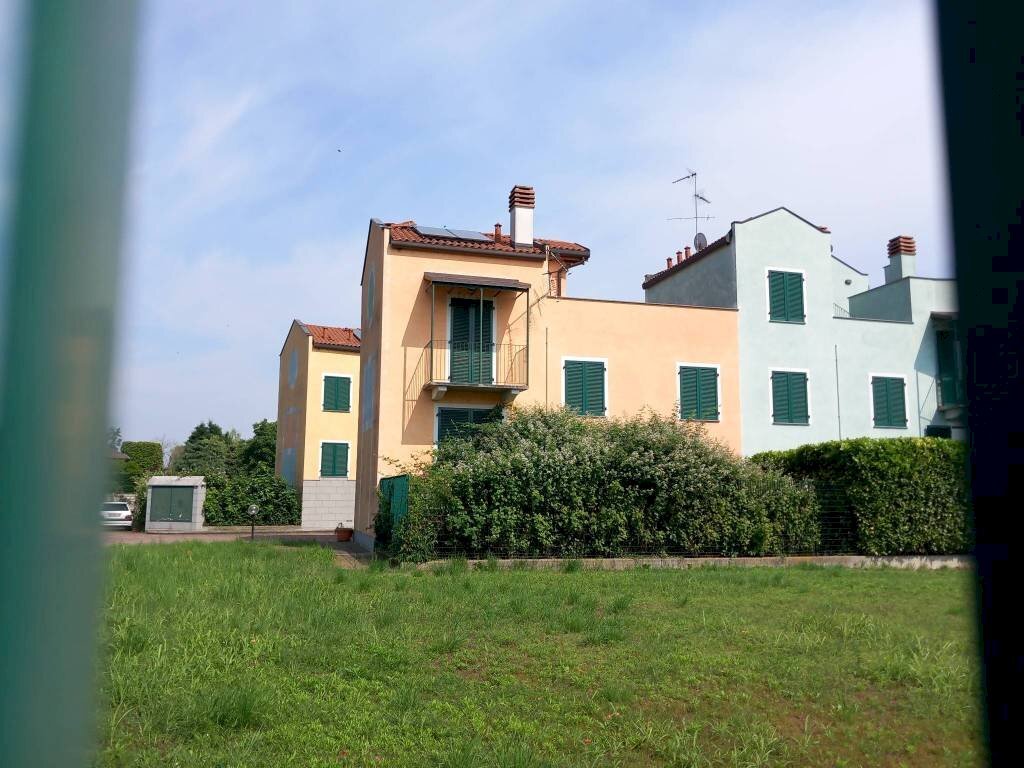 Facciata - Villa a Schiera via Roggia Molinara, 8, Biandrate - foto 1