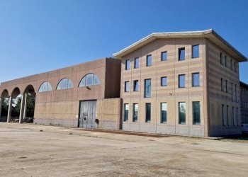 Facciata - Capannone via Valera, 16, Rho - foto 2