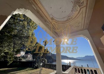 Portico con affreschi - Villa Viale Garibaldi 68, Maccagno con Pino e Veddasca - foto 17