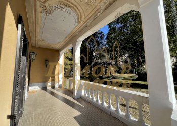 Portico con affreschi - Villa Viale Garibaldi 68, Maccagno con Pino e Veddasca - foto 18