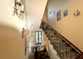 Scalinata in ferro battuto - Villa Viale Garibaldi 68, Maccagno con Pino e Veddasca - foto 22