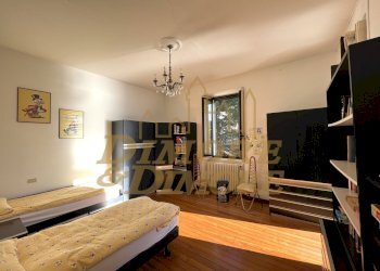 Camera da letto con uscita sul terrazzo - Villa Viale Garibaldi 68, Maccagno con Pino e Veddasca - foto 29