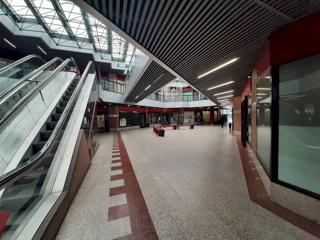 Interno non residenziale - Negozio largo Alberto Pedrini, 1, Sondrio - foto 2