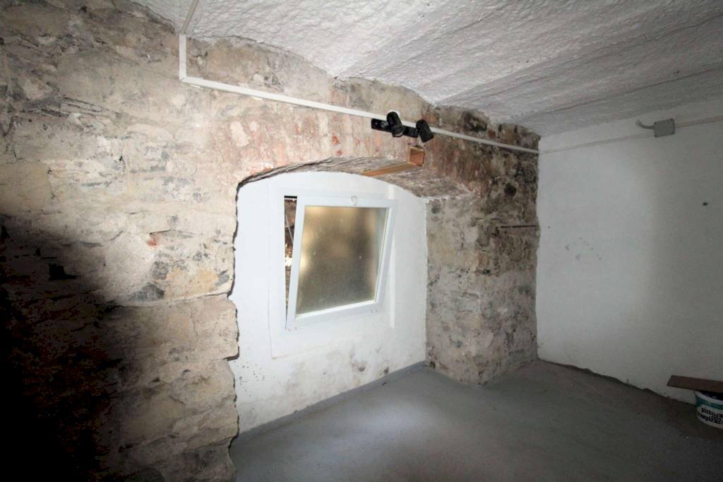 Box auto - Shop via Aldo Acquarone, Genova - photo 2