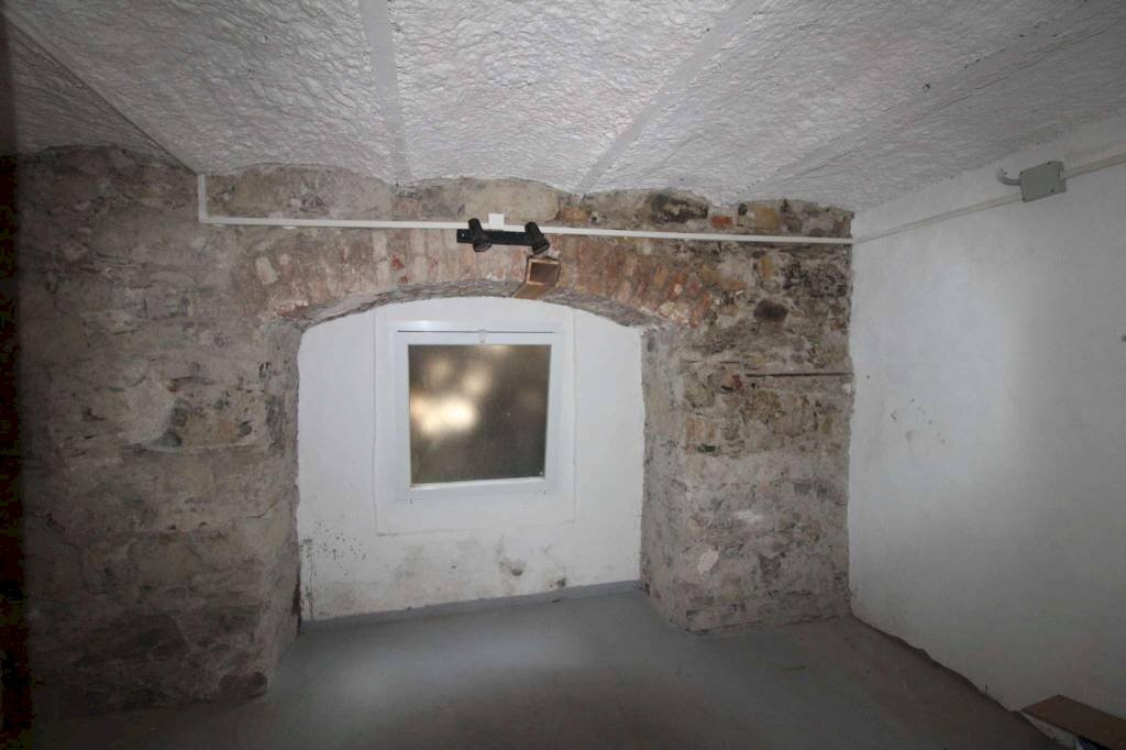 Box auto - Shop via Aldo Acquarone, Genova - photo 3