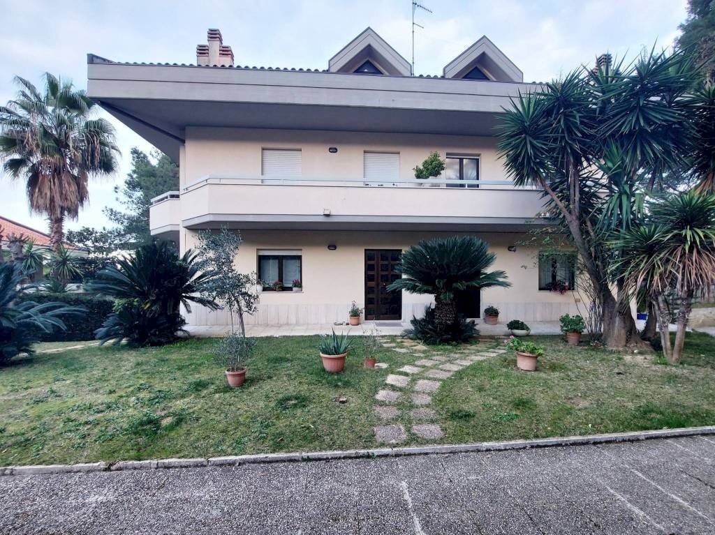 Facciata - Villa via Monti Peloritani, 5, Montesilvano - foto 1