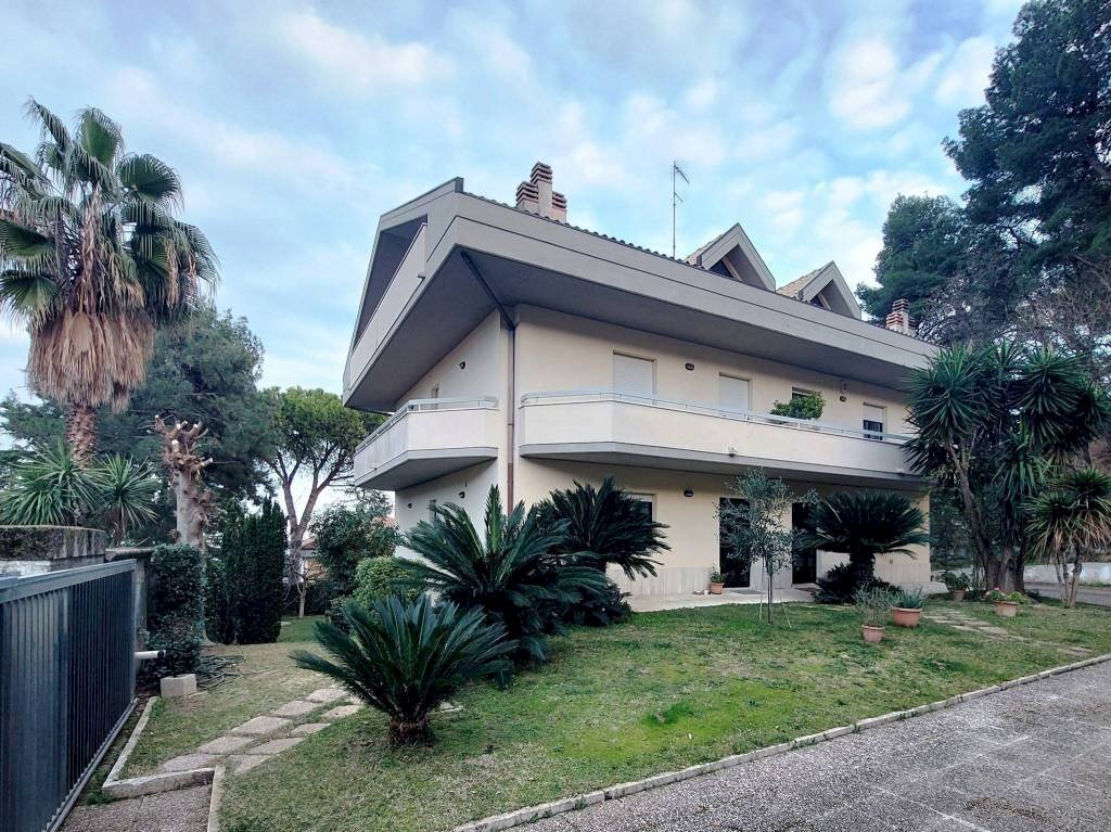 Facciata - Villa via Monti Peloritani, 5, Montesilvano - foto 2
