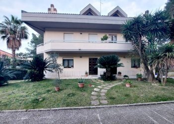 Facciata - Villa via Monti Peloritani, 5, Montesilvano - foto 1
