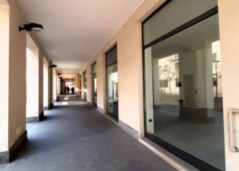 Interno palazzo - Negozio piazzale Giovanni Bertacchi, 51, Sondrio - foto 2