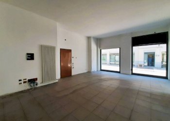 Stanza non arredata - Negozio piazzale Giovanni Bertacchi, 51, Sondrio - foto 6