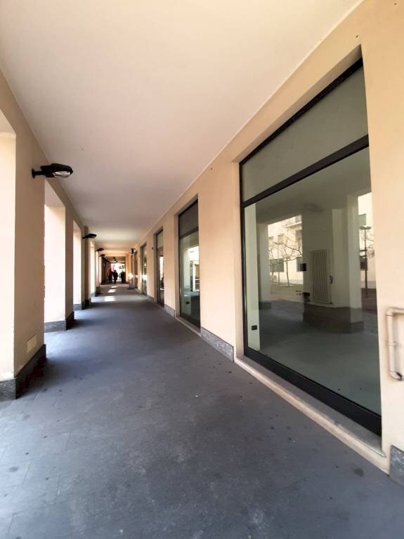 Interno palazzo - Shop piazzale Giovanni Bertacchi, 51, Sondrio - photo 2