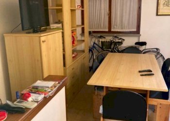 Stanza arredata - Villa a Schiera viale Roma, 353, Massa - foto 10