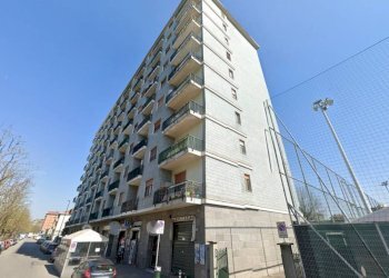Facciata - Negozio corso Lucio Quinzio Cincinnato, 218, Torino - foto 6