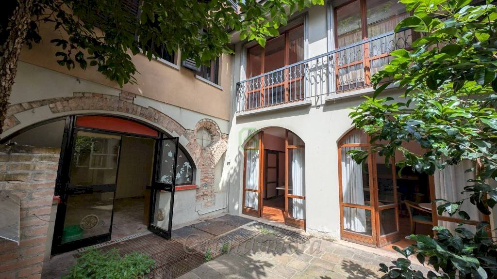 Cortile interno - Negozio via Andrea Fantoni, 1, Alzano Lombardo - foto 2