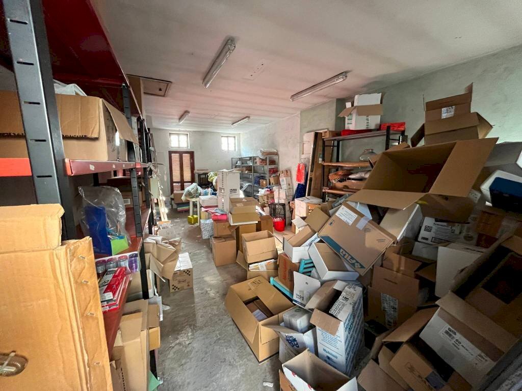 Box auto - Colorificio - Ferramenta - Elettricità via Vittorio Veneto, 22, Riva presso Chieri - foto 2