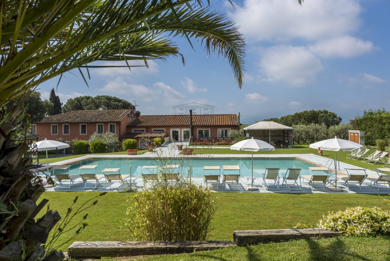 piscina vista nord.jpg - Casale Via di Montecarlo 59, Lucca - foto 2