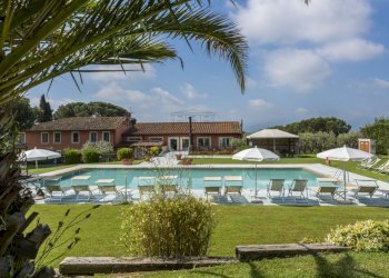piscina vista nord.jpg - Casale Via di Montecarlo 59, Lucca - foto 2