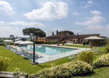 piscina vista ovest.jpg - Casale Via di Montecarlo 59, Lucca - foto 6