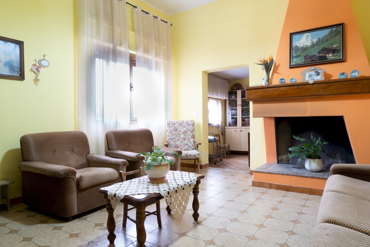 1.jpg - Independent house Uta - photo 1