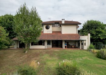 vendesi villa anni 70 con giardino privato capanno - Villa Via della Chiesa di Gragnano, Capannori - foto 2