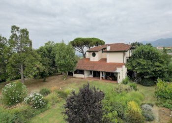 vendesi villa anni 70 con giardino privato capanno - Villa Via della Chiesa di Gragnano, Capannori - foto 1