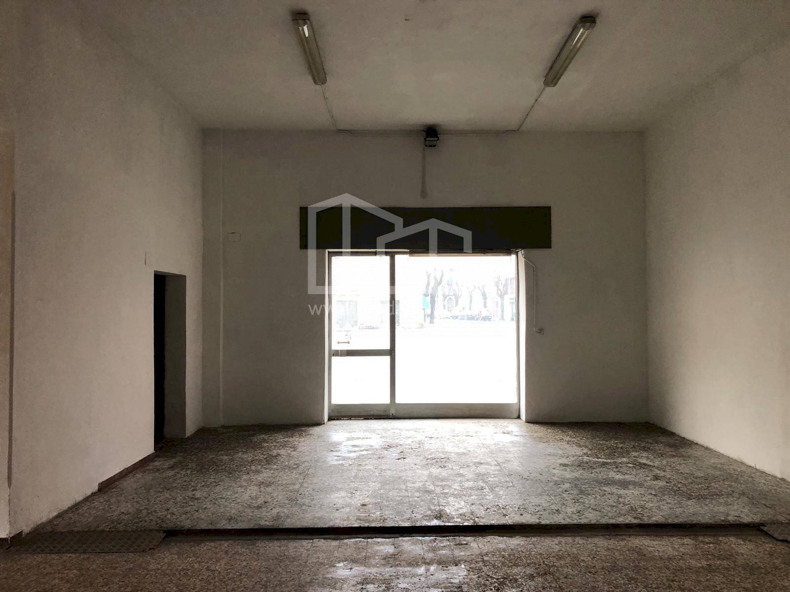 Attività Commerciale via Cavour, Robecco d'Oglio - foto 1