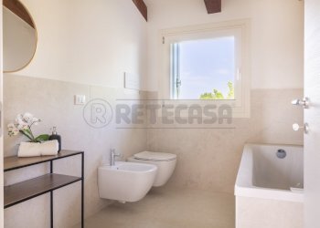 bagno finestrato - Quadrilocale Via Zuccola 37, Bolzano Vicentino - foto 13