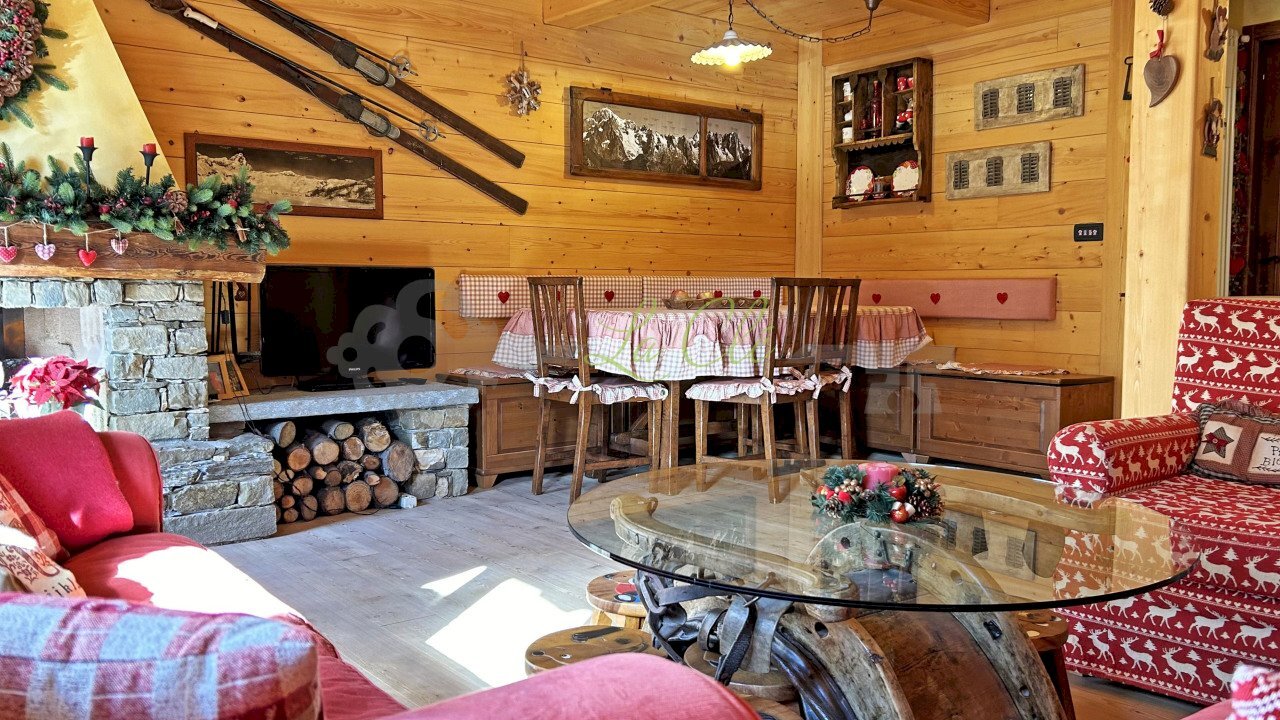 AFFITTO COURMAYEUR - SOGGIORNO E ZONA PRANZO - Three-room apartment Route Mont Blanc 44, Courmayeur - photo 3