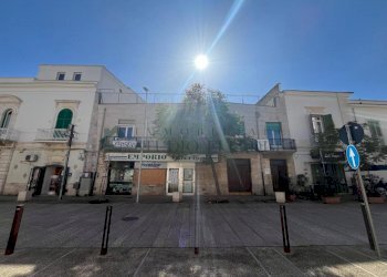 facciata - Villa Piazza Unità d'Italia 25, Sannicandro di Bari - foto 1