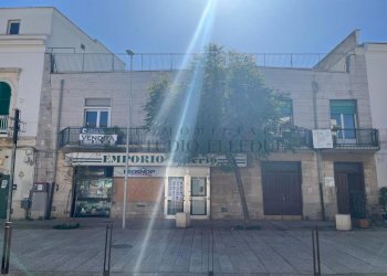 facciata - Villa Piazza Unità d'Italia 25, Sannicandro di Bari - foto 2