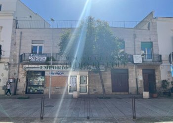 facciata - Villa Piazza Unità d'Italia 25, Sannicandro di Bari - foto 3