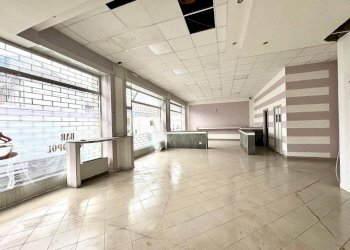 Interno non residenziale - Negozio via Novara, 67, Borgomanero - foto 2