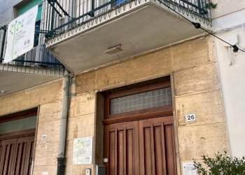 facciata - Villa Piazza Unità d'Italia 45, Sannicandro di Bari - foto 19