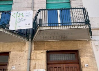 facciata - Villa Piazza Unità d'Italia 45, Sannicandro di Bari - foto 21