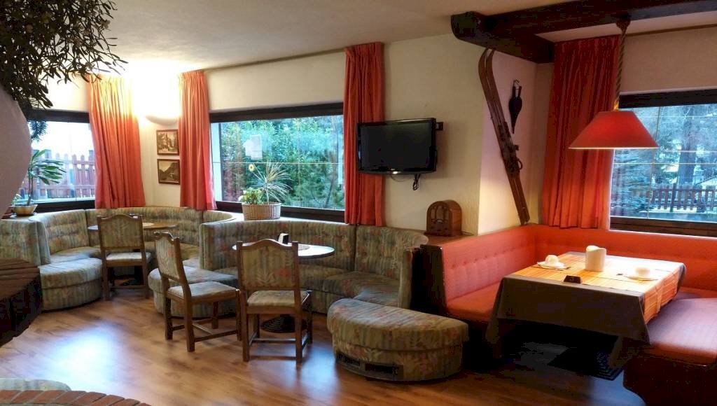 Salone - Stable - Palace via Montenero, Bardonecchia - photo 2