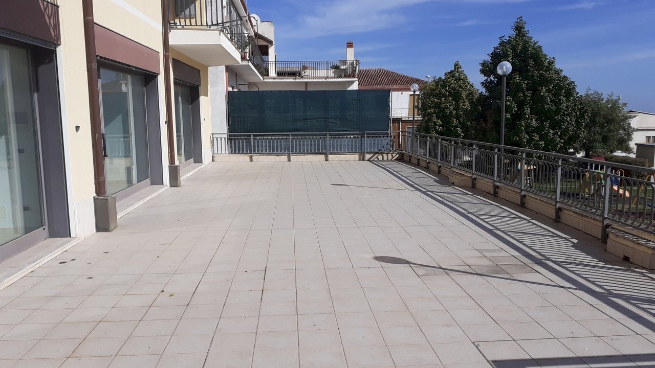 pertinenza dei bassi.jpg - Commercial Premises Via UmbertoPiazza Borsellino 400, Canicattini Bagni - photo 2