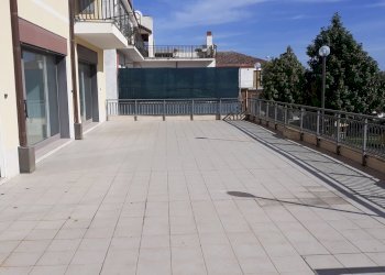 pertinenza dei bassi.jpg - Locale Commerciale Via UmbertoPiazza Borsellino 400, Canicattini Bagni - foto 2