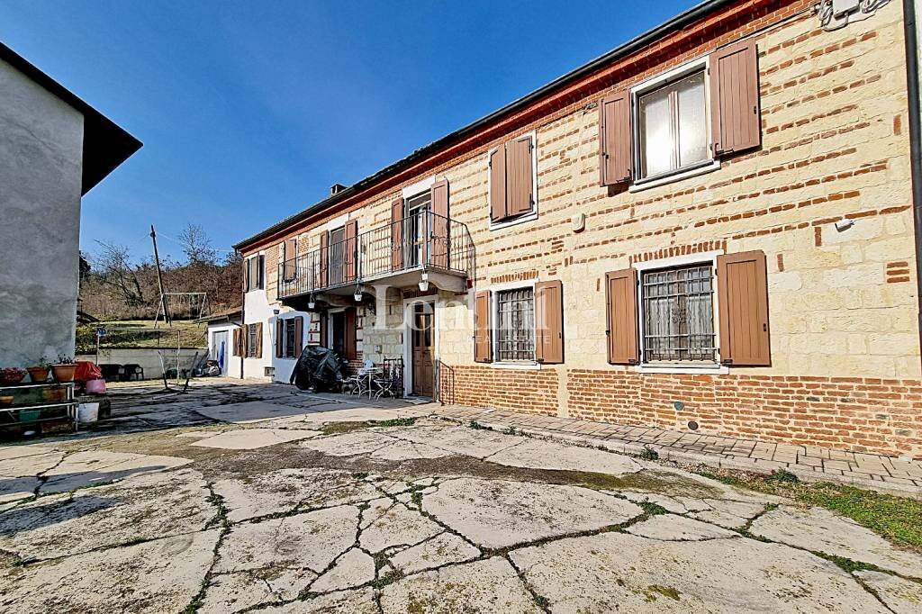 Facciata - Villa strada Rolasco, 75, Casale Monferrato - foto 1