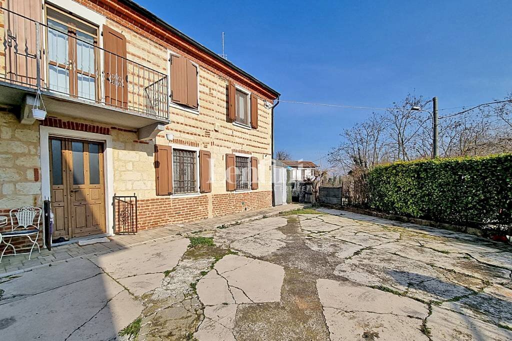 Facciata - Villa strada Rolasco, 75, Casale Monferrato - foto 2