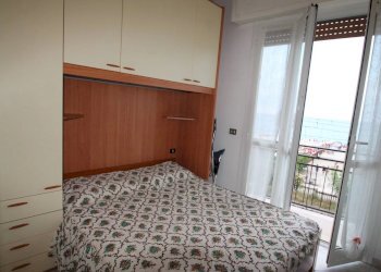 camera matrimoniale con mobile a ponte - Bilocale Corso Europa 20., Borghetto Santo Spirito - foto 8