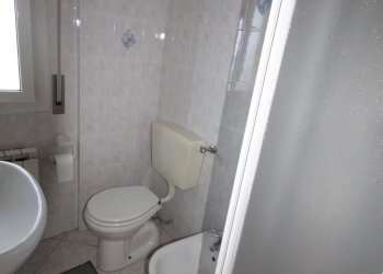 bagno con doccia - Bilocale Corso Europa 20., Borghetto Santo Spirito - foto 12