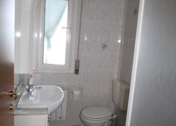 bagno con finestra - Bilocale Corso Europa 20., Borghetto Santo Spirito - foto 13