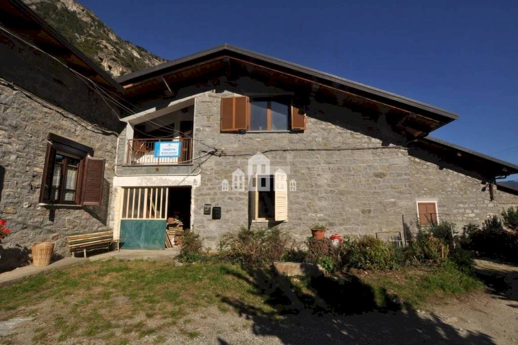 Facciata - Casa indipendente via Levanne, 7, Locana - foto 1