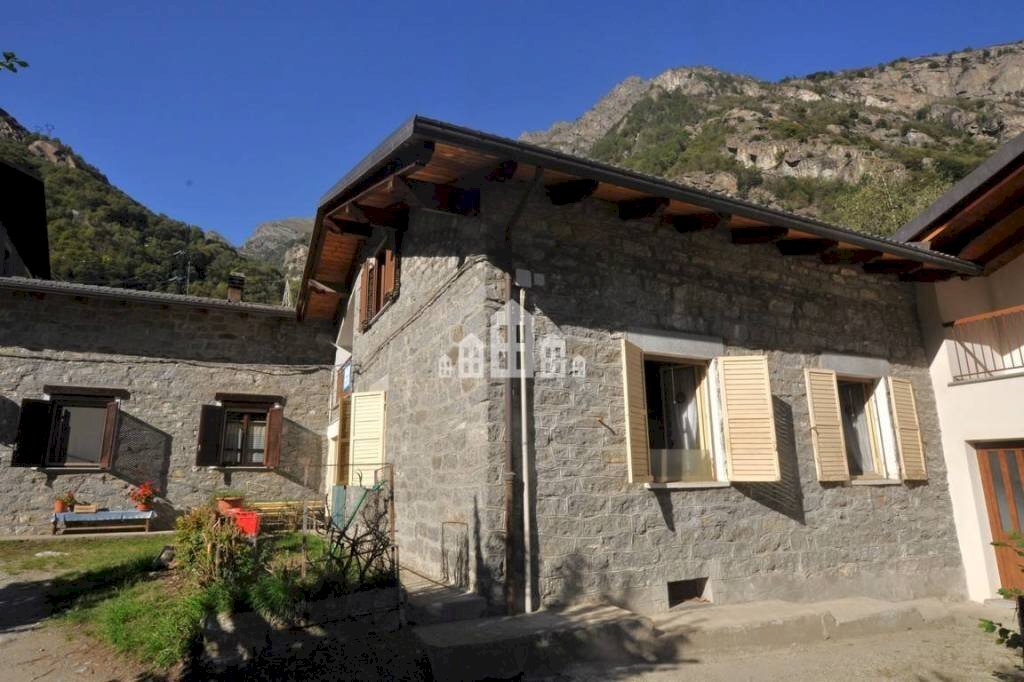 Facciata - Casa indipendente via Levanne, 7, Locana - foto 2