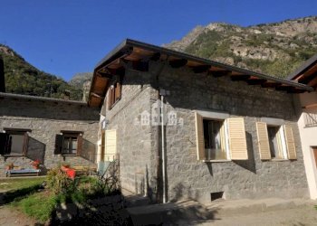 Facciata - Casa indipendente via Levanne, 7, Locana - foto 2