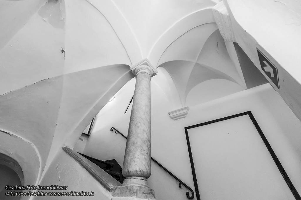 Interno palazzo - Three-room apartment piazzetta Jacopo da Varagine, 5, Genova (neighborhood Centro Storico) - photo 2